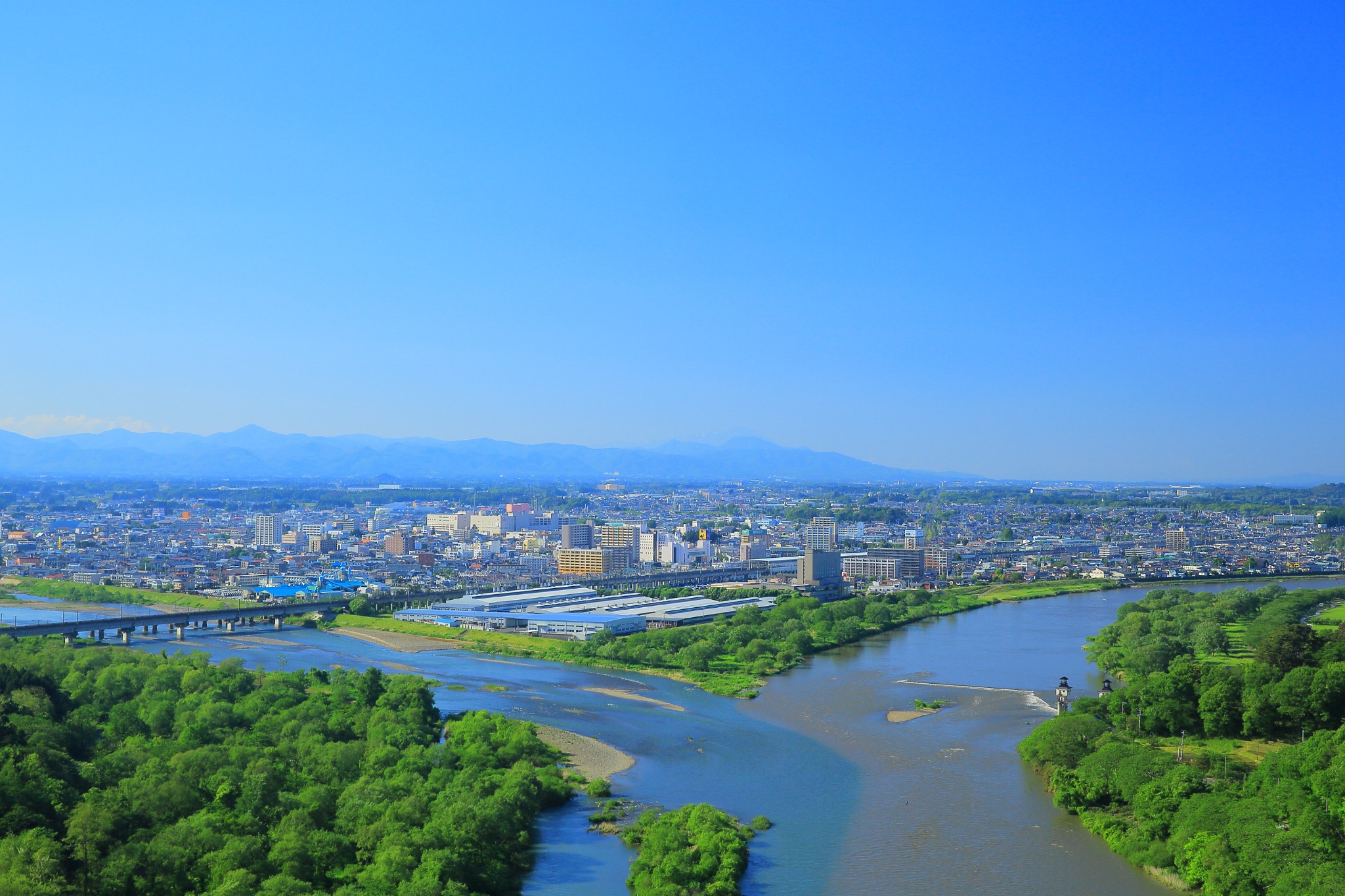 北上川と北上市の街並み